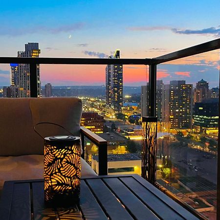 Luxury Downtown Sunset Getaway - Your Home Away From Home - Fully Stocked Kitchen, Gym, Balcony, Free Parking YYC Exteriör bild