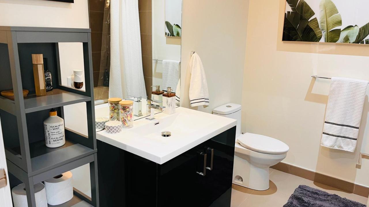 Luxury Downtown Sunset Getaway - Your Home Away From Home - Fully Stocked Kitchen, Gym, Balcony, Free Parking YYC Exteriör bild