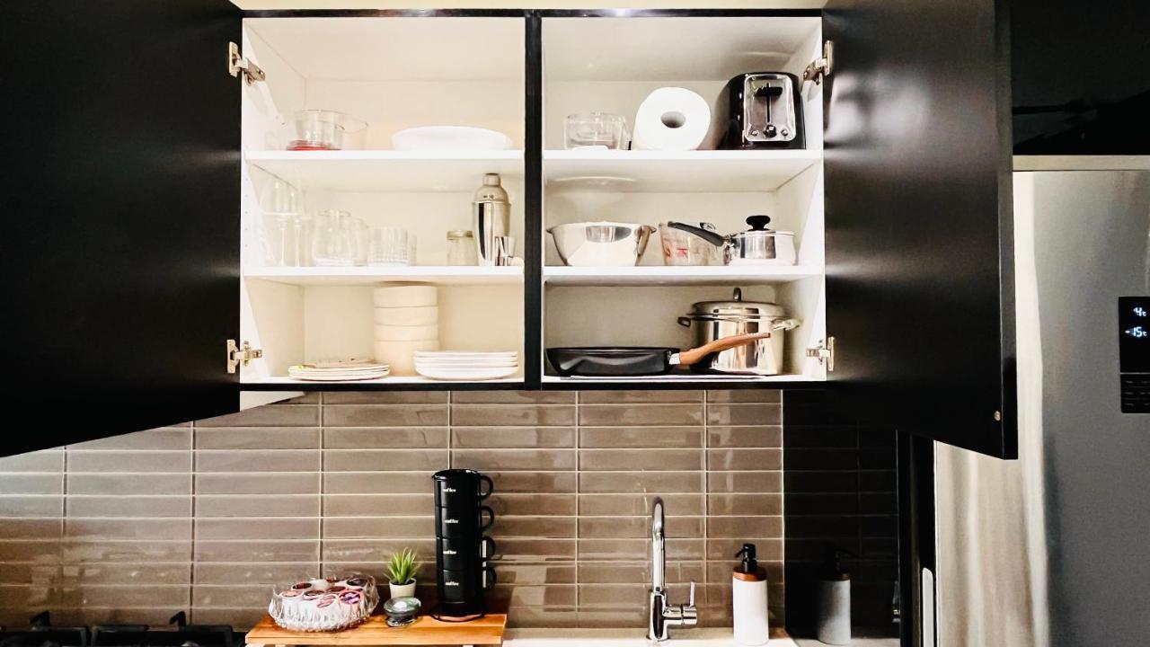 Luxury Downtown Sunset Getaway - Your Home Away From Home - Fully Stocked Kitchen, Gym, Balcony, Free Parking YYC Exteriör bild
