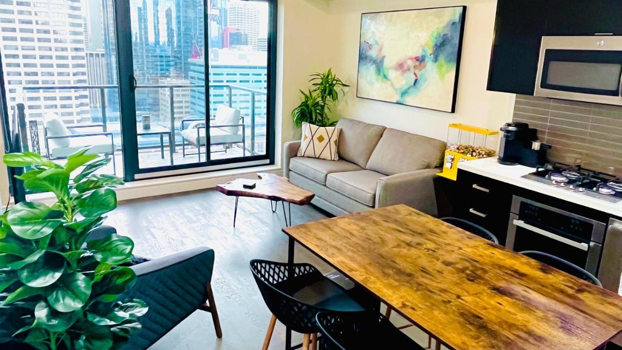 Luxury Downtown Sunset Getaway - Your Home Away From Home - Fully Stocked Kitchen, Gym, Balcony, Free Parking YYC Exteriör bild