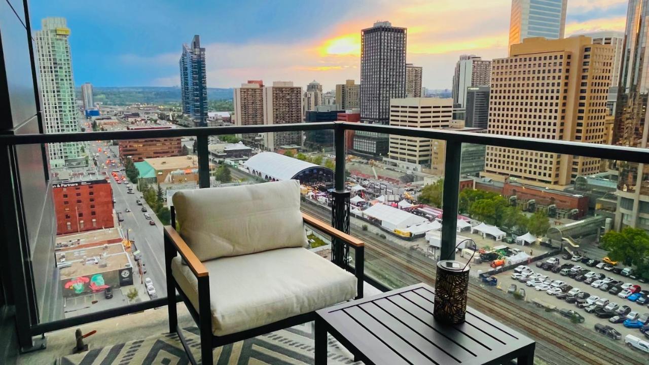 Luxury Downtown Sunset Getaway - Your Home Away From Home - Fully Stocked Kitchen, Gym, Balcony, Free Parking YYC Exteriör bild
