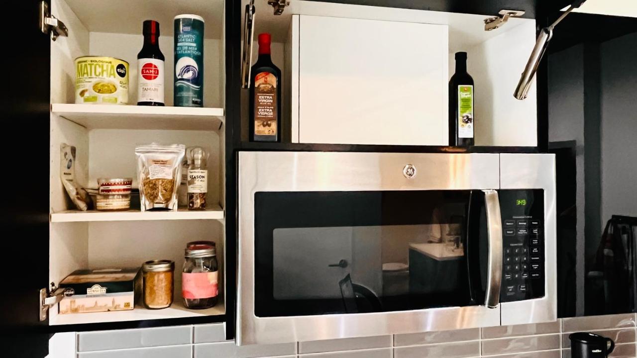 Luxury Downtown Sunset Getaway - Your Home Away From Home - Fully Stocked Kitchen, Gym, Balcony, Free Parking YYC Exteriör bild