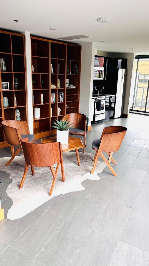 Luxury Downtown Sunset Getaway - Your Home Away From Home - Fully Stocked Kitchen, Gym, Balcony, Free Parking YYC Exteriör bild
