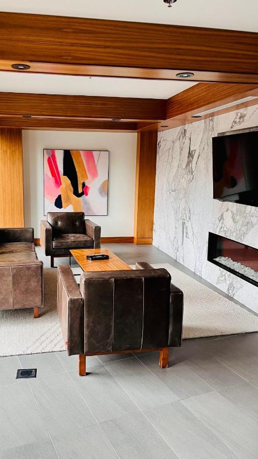 Luxury Downtown Sunset Getaway - Your Home Away From Home - Fully Stocked Kitchen, Gym, Balcony, Free Parking YYC Exteriör bild