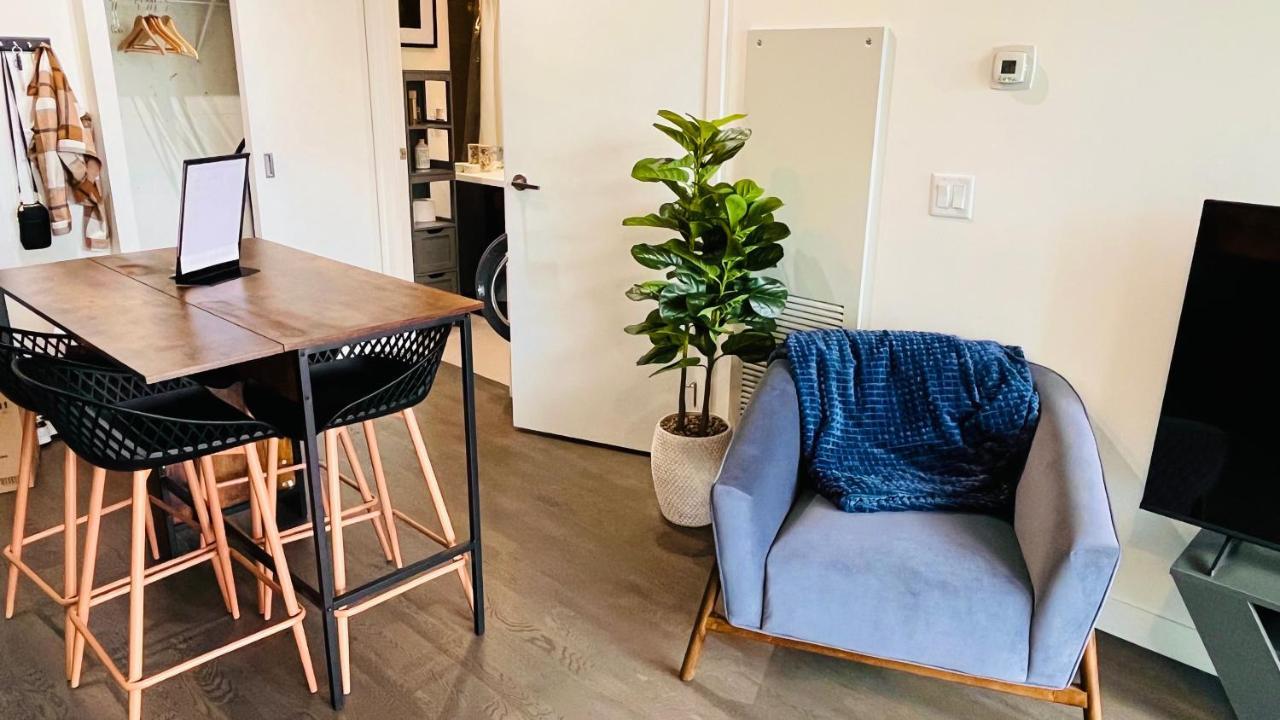 Luxury Downtown Sunset Getaway - Your Home Away From Home - Fully Stocked Kitchen, Gym, Balcony, Free Parking YYC Exteriör bild