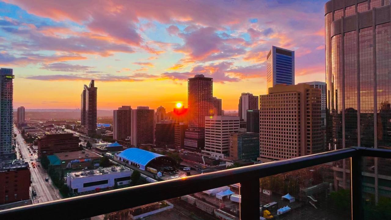 Luxury Downtown Sunset Getaway - Your Home Away From Home - Fully Stocked Kitchen, Gym, Balcony, Free Parking YYC Exteriör bild