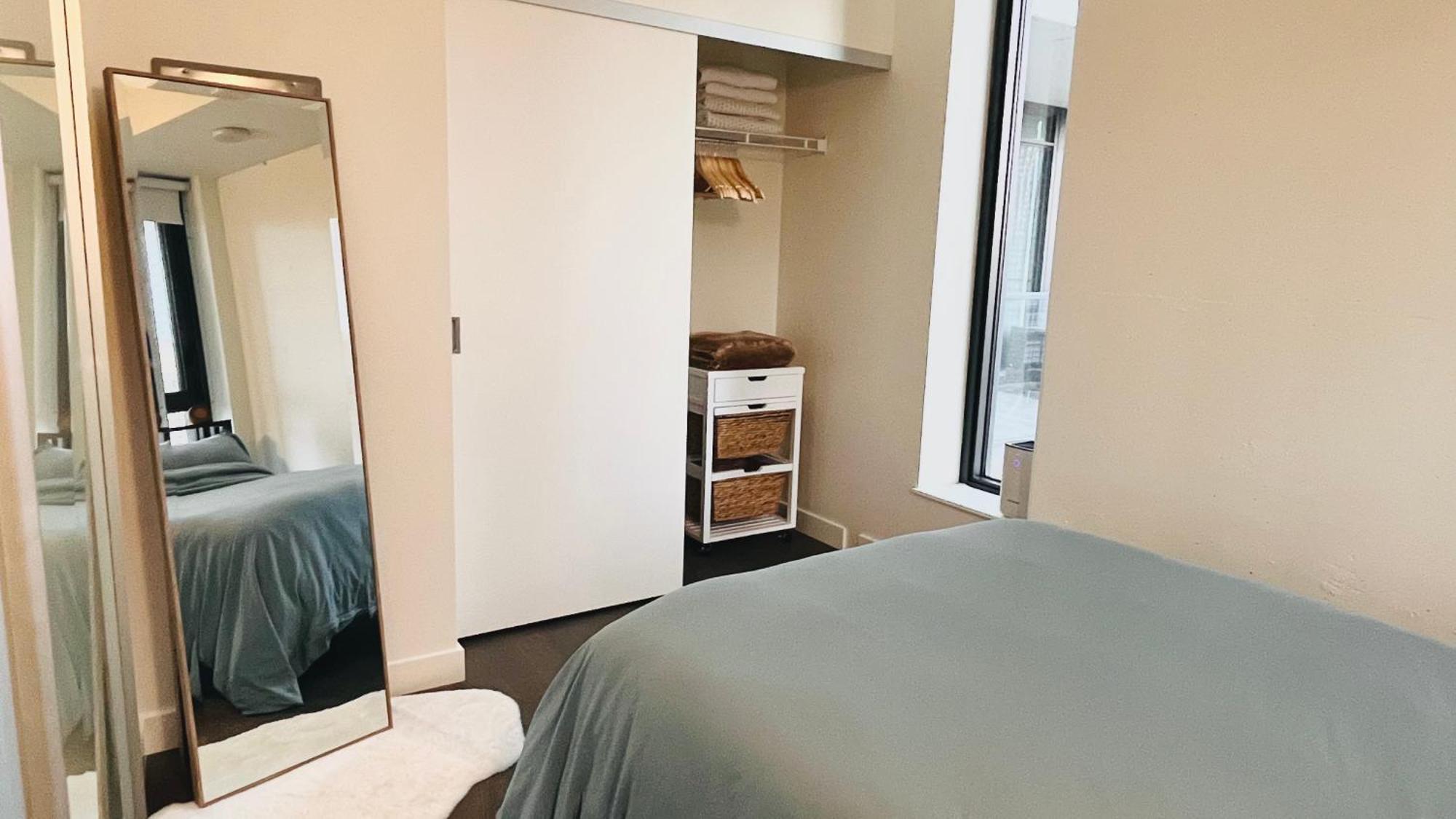 Luxury Downtown Sunset Getaway - Your Home Away From Home - Fully Stocked Kitchen, Gym, Balcony, Free Parking YYC Exteriör bild