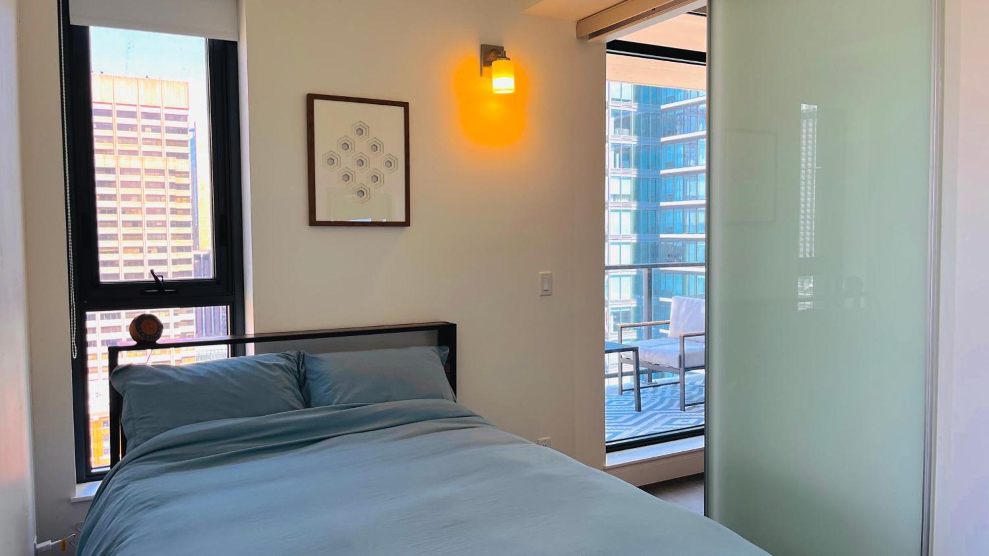 Luxury Downtown Sunset Getaway - Your Home Away From Home - Fully Stocked Kitchen, Gym, Balcony, Free Parking YYC Exteriör bild