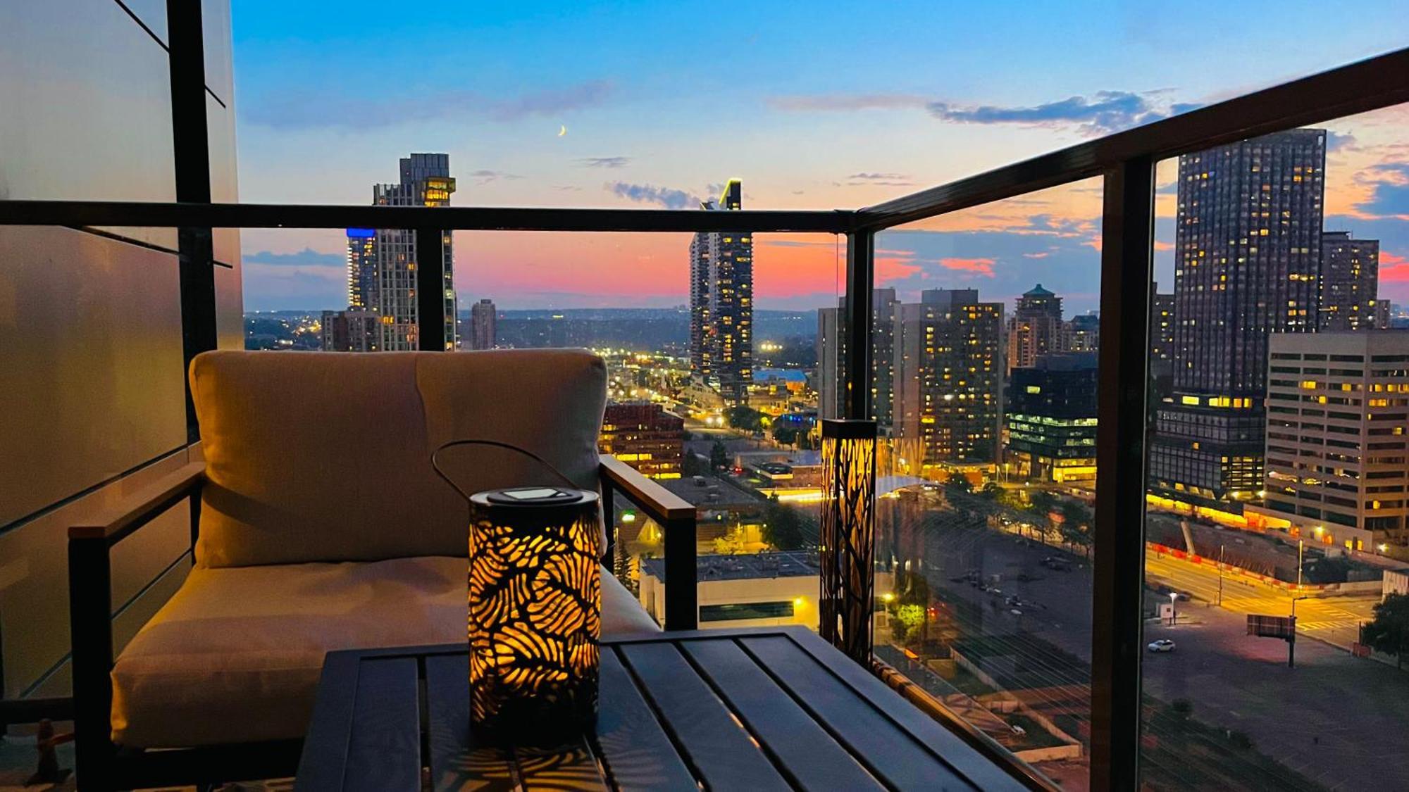 Luxury Downtown Sunset Getaway - Your Home Away From Home - Fully Stocked Kitchen, Gym, Balcony, Free Parking YYC Exteriör bild