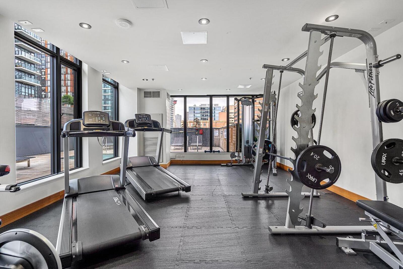 Luxury Downtown Sunset Getaway - Your Home Away From Home - Fully Stocked Kitchen, Gym, Balcony, Free Parking YYC Exteriör bild