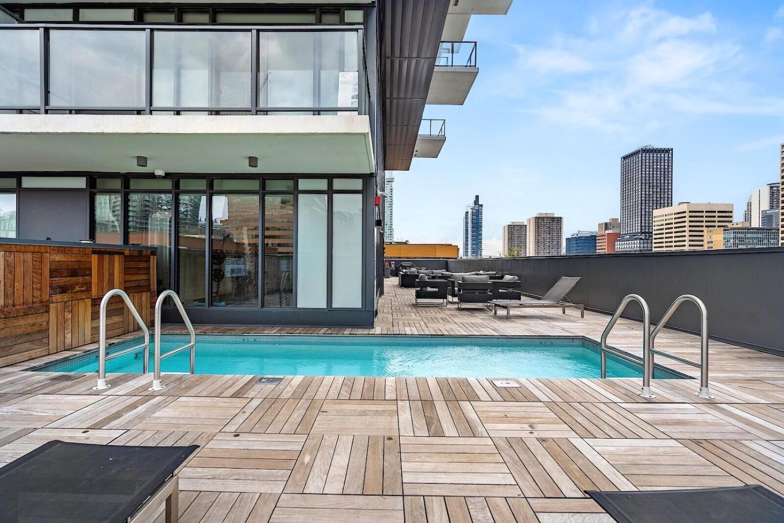 Luxury Downtown Sunset Getaway - Your Home Away From Home - Fully Stocked Kitchen, Gym, Balcony, Free Parking YYC Exteriör bild