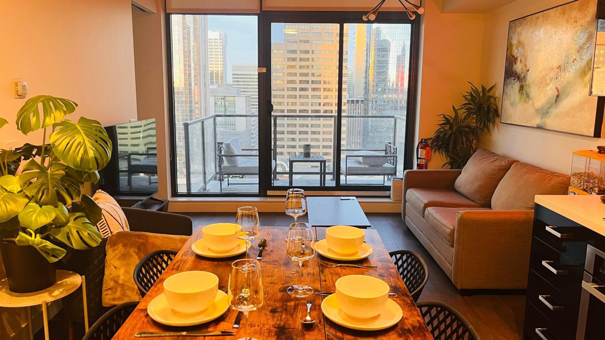 Luxury Downtown Sunset Getaway - Your Home Away From Home - Fully Stocked Kitchen, Gym, Balcony, Free Parking YYC Exteriör bild